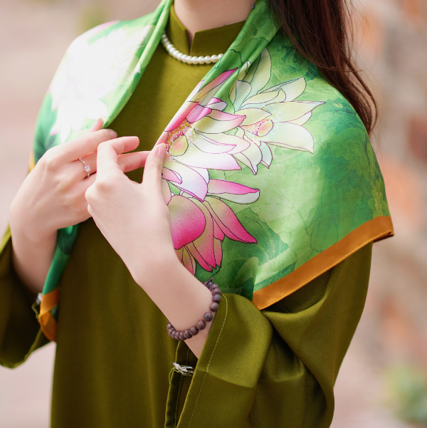 Tay Thi Ao Dai