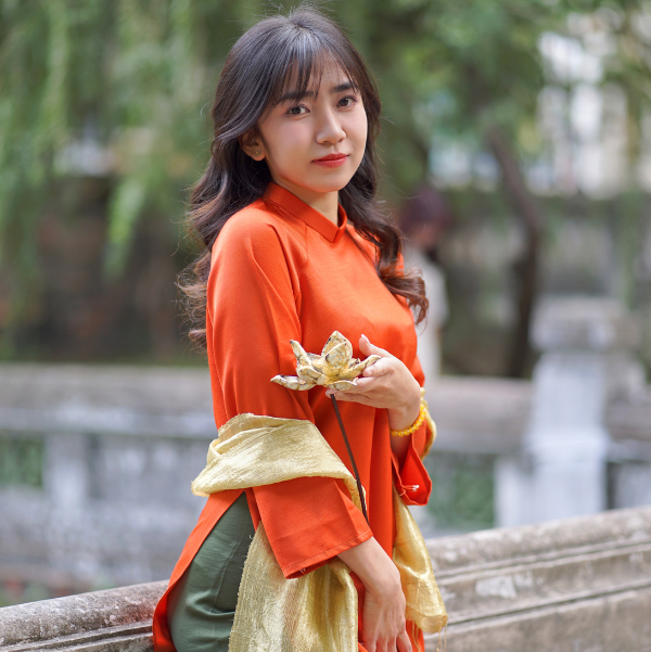 Tay Thi Ao Dai